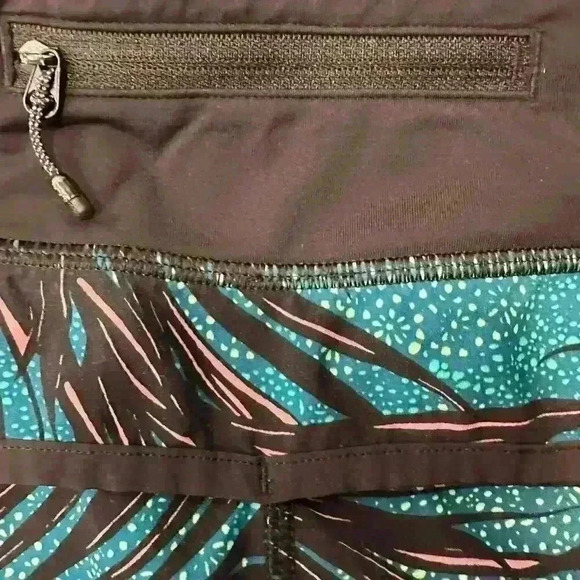 Lululemon Speed Short Palm Lace Tofino Teal Multi / Black
Size 8 - Picture 12 of 14